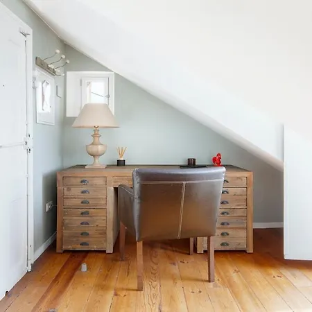 Plum Guide - Murano Blue Apartman *