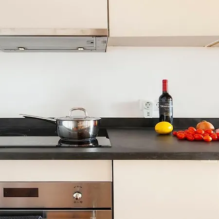 Plum Guide - Murano Blue * Lisboa